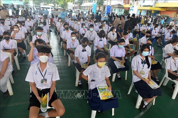 ‎與疫情安全共處：泰國曼谷學生接種疫苗以準備重返校園‎